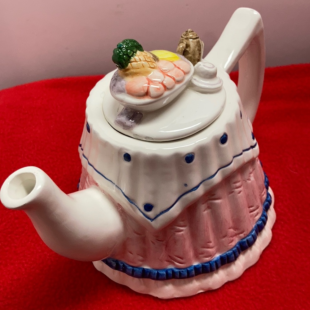 Tablecloth Tea Pot - Picture 2 of 4